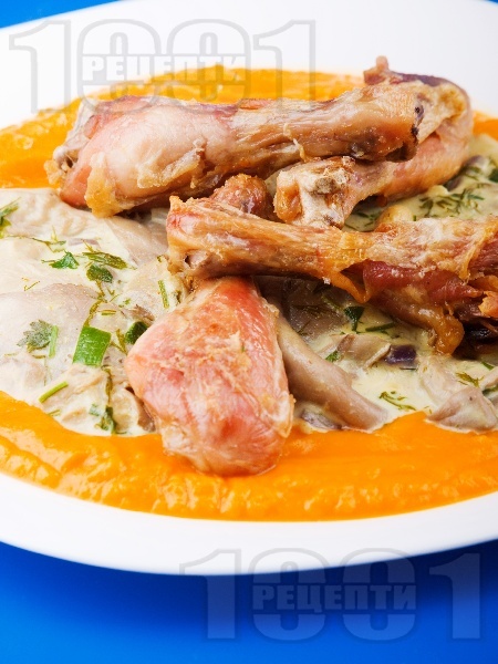 Пилешки бутчета с фрикасе от гъби кладница в сос от тиква, прясно мляко, бяло вино и готварска течна сметана на фурна - снимка на рецептата